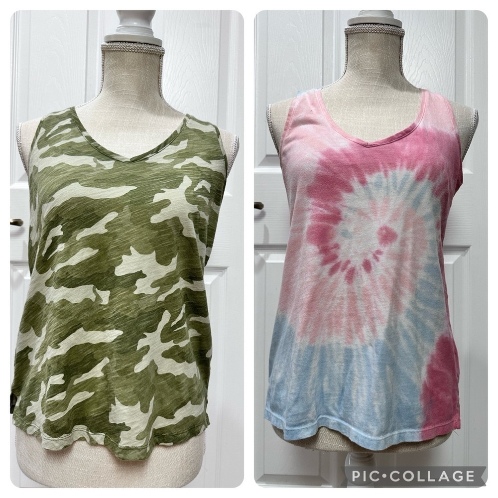2 NWOT  Women’s Old Navy V-neck Tanks Size XS